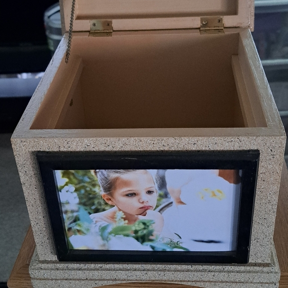 Wood box - Picture 1 of 3